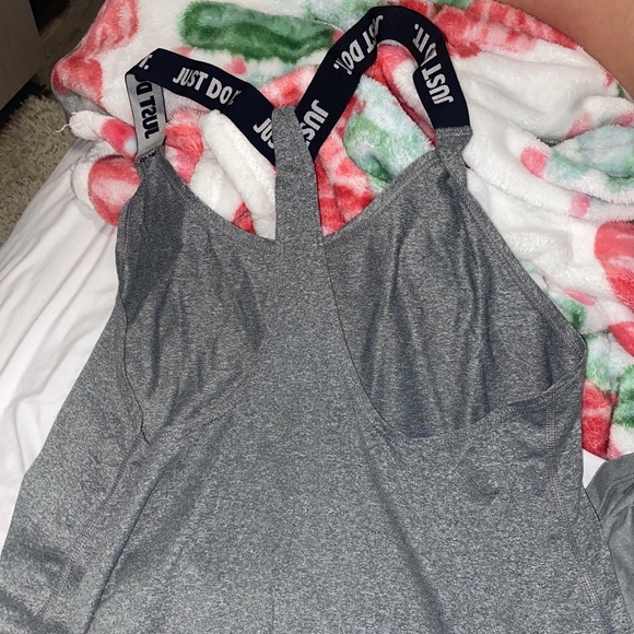 Nike Tank Top - Picture 2 of 2